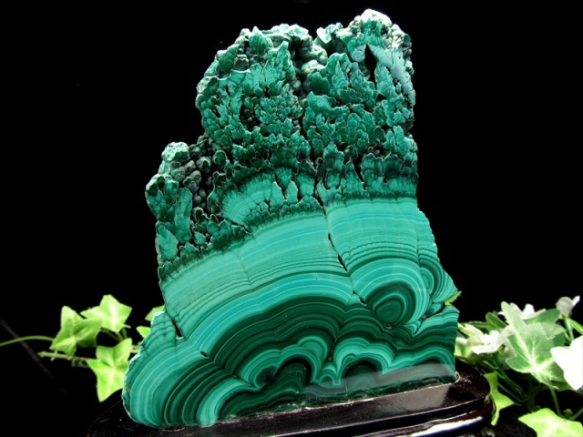 マラカイト ポリッシュ原石 専用木製台座付き 高さ約168mm 重さ約720g 美麗繊細天眼模様 深みのあるグリーン 魔除け 肉体と精神を癒す石 一点物 コンゴ産