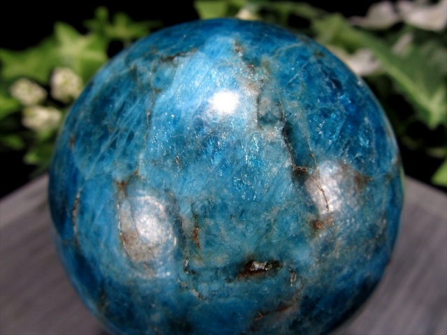 絆を強める青い天然石 ブルーアパタイト 丸玉 直径約55.5mm 重さ308g 深みのある魅惑のブルー まるで流星群の様な煌めき 燐灰石 スフィア 一点物 ブラジル産
