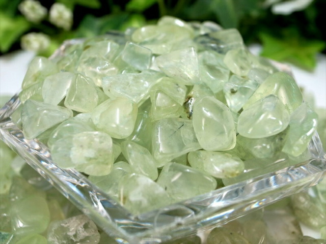 プレナイト 葡萄石 さざれ 約200g 粒の大きさ約7mm-15mm 透明感あり 真実を見抜く石 浄化用・インテリアに トルマリンやエピドート入りも オーストラリア産