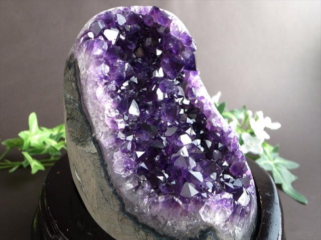 濃い紫 5A アメジスト クラスター スタンドタイプ 専用木製台座付 高さ143mm 重さ1793g 愛の守護石 紫水晶 1点物 ウルグアイ産 パワーストーン 天然石