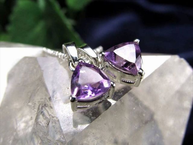 5A ラベンダーアメジスト ペンダントトップ トリリアントカット型 石サイズ約5.5mm 1個売り 超透明宝石質 真実の愛を守りぬく石 Silver925 2月の誕生石