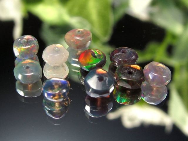 深みのあるダークカラー ブラックオパール ボタン型ビーズ 10粒セット 幅約3.5mm-4.5mm 一袋10粒入り 通し穴約1mm アクセサリーに プレイオブカラー