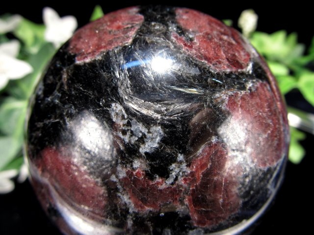 レアなガーネット入り ガーネットインヌーマイト 丸玉 台座付き 直径67.5mm 重さ534g 希少なガーネットとヌーマイトの共生 ブルー&ゴールドの輝き