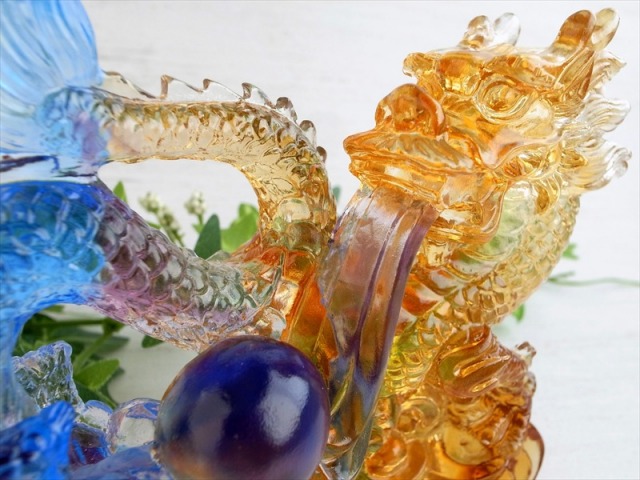 玉持ち龍神 瑠璃製 レインボーカラーの龍置物 横幅約140mm 重さ708g 大吉開運 1点物 インテリアやお部屋のアクセントに パワーストーン 天然石