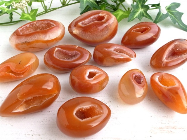 笑口サードオニキス ポリッシュタンブル ドロップ型 重さ15g-20g 1個売り 赤縞瑪瑙 運気&財運上昇のお守り 手に馴染むサイズ感 8月の誕生石 ブラジル産