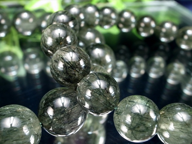 注目のモザンビーク産 2A+ グリーンルチルクォーツ ブレスレット 13mm-14mm×16珠前後 濃密×濃緑ルチル 癒しのグリーン 生命力回復クォーツ モザンビーク