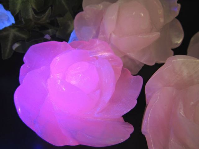 純愛の薔薇 蛍光ピンクカルサイト 薔薇彫刻 置物 1個売り 重さ約280g-300g 持ち主の心を包み込むような強力な癒し ストレスの緩和 新しい出会い