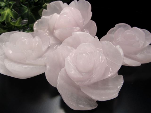 純愛の薔薇 蛍光ピンクカルサイト 薔薇彫刻 置物 1個売り 重さ約120g