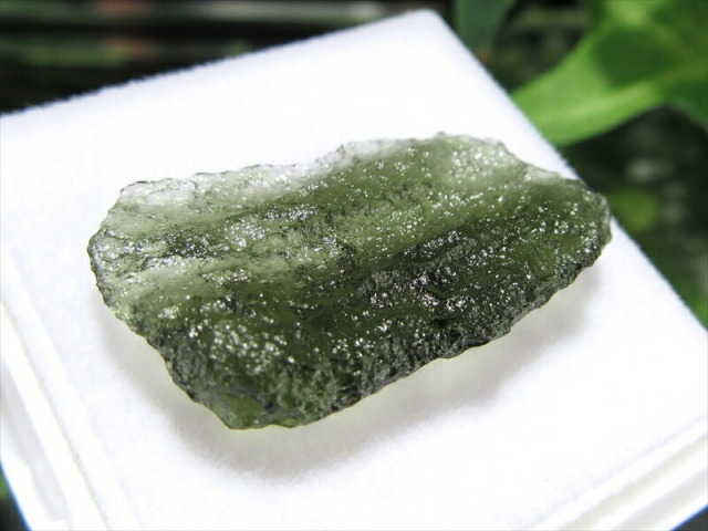 超希少 モルダバイト 原石 ルースケース付き 幅 27mm×17mm 重さ 2.0g