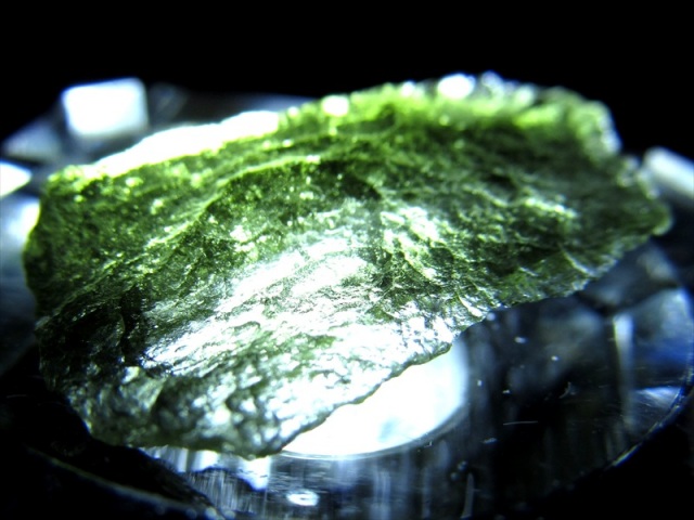 超希少 モルダバイト 原石 ルースケース付き 幅 27mm×17mm 重さ 2.0g