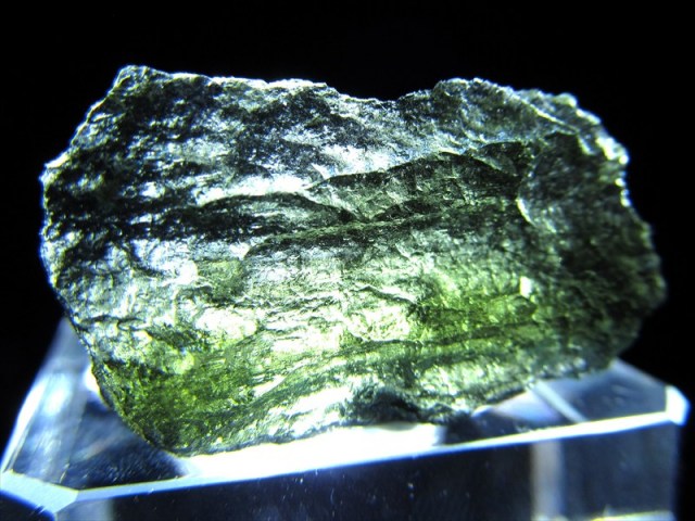 超希少 モルダバイト 原石 ルースケース付き 幅 27mm×17mm 重さ 2.0g 超透明 隕石の衝突で生まれた天然・ナチュラルグラス 幸運と豊穣のお守り 極上一点物