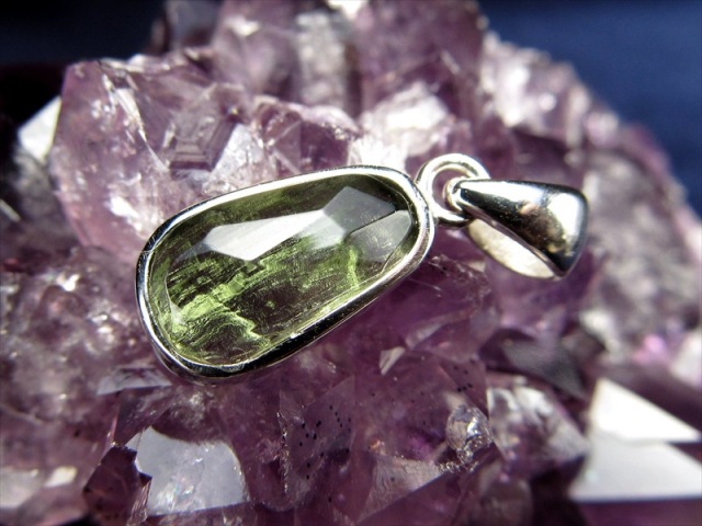 モルダバイト原石 ペンダントトップ 石サイズ縦約12mm×幅約6mm 重さ約1.3g 入手困難 価格が爆上がり カルマの浄化・幸運と豊穣のお守り 1点物 Silver925