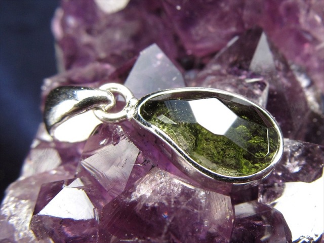 モルダバイト原石 ペンダントトップ 石サイズ縦約12mm×幅約8mm 重さ約1.4g 入手困難 価格が爆上がり カルマの浄化・幸運と豊穣のお守り 1点物 Silver925