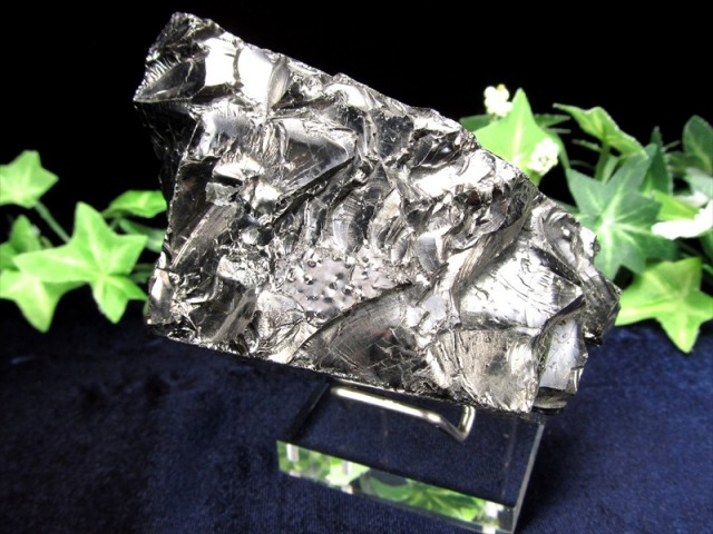 エリートシュンガイト 原石 台座付 高さ 96mm 重さ 215g 炭素高純度