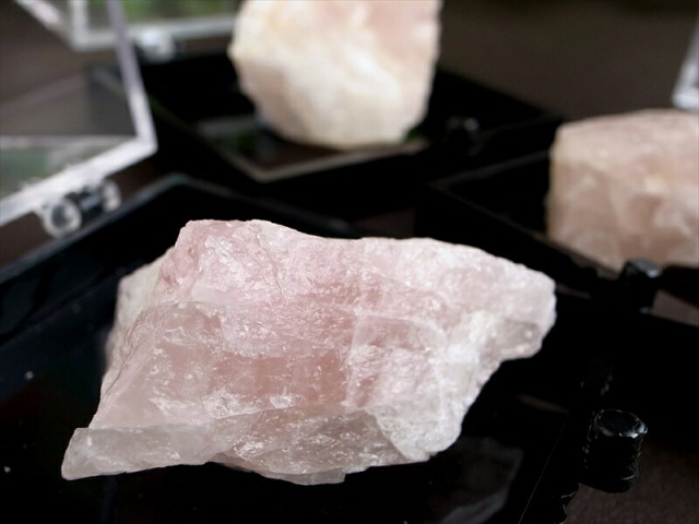 希少 国産原石 Mサイズ ローズクォーツ 原石 1個売り サイズ53mm×53mmのケース入り 愛とやさしさの石 対人関係を円滑にするエネルギー