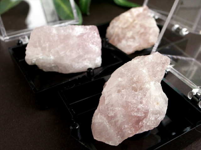 希少 国産原石 Sサイズ ローズクォーツ 原石 1個売り サイズ35ミリ×35ミリのケース入り 愛とやさしさの石 対人関係を円滑にするエネルギー