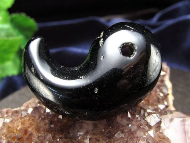 深黒の輝き モリオン 黒水晶 勾玉 まがたま 縦約36.3mm 重さ約14g 桐箱付き 最強の魔除け・邪気払いの石 現地職人が一点一点手磨き 艶感抜群