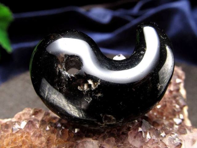 深黒の輝き モリオン 黒水晶 勾玉 まがたま 縦約33.1mm 重さ約10g 桐箱付き 最強の魔除け・邪気払いの石 現地職人が一点一点手磨き 艶感抜群