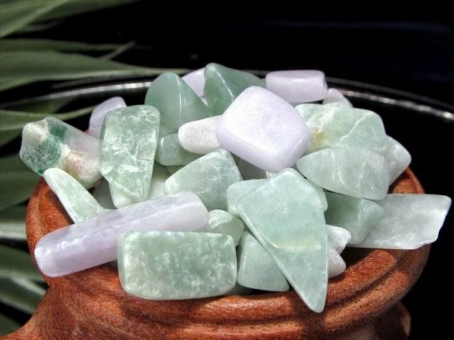 高品質 ビルマ翡翠 さざれ石 約100g入り粒の大きさ約3mm-20mm 翡翠さざれ 古代より親しまれてきた東洋を代表する石 5月の誕生石 浄化用・インテリアに