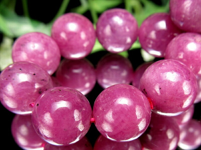 落ち着きと華やかさを併せ持つ濃桃紫 4A ピンクパープル ルビー ブレスレット 11mm-11.5mm×18珠 ピンクパープルの奥深い発色