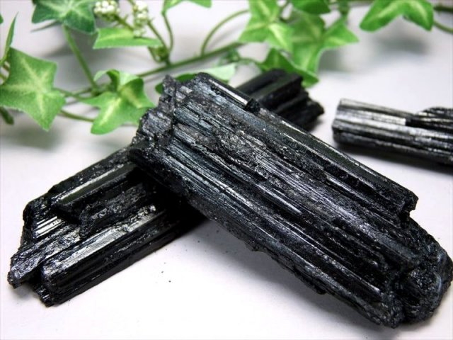 1個売り ブラックトルマリン 電気石 結晶 原石 重さ 120g-140g 心身を