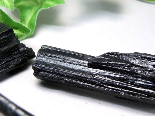 1個売り ブラックトルマリン 電気石 結晶 原石 重さ 120g-140g 心身を