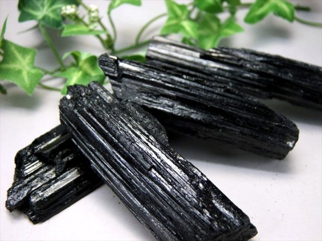 1個売り ブラックトルマリン 電気石 結晶 原石 重さ 120g-140g 心身を