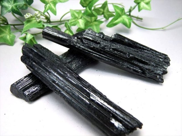 1個売り ブラックトルマリン 電気石 結晶 原石 重さ 120g-140g 心身を