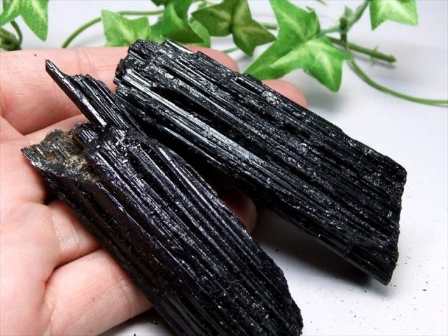 1個売り ブラックトルマリン 電気石 結晶 原石 重さ 120g-140g 心身を