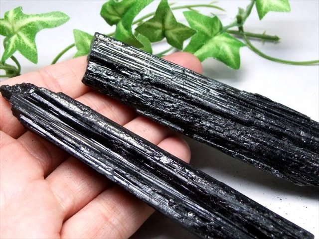 1個売り ブラックトルマリン 電気石 結晶 原石 重さ 120g-140g 心身を