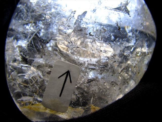 水入り&虹入り たっぷり水入り 磨き原石 重さ172g 古代の水を封入した水晶 最強のパワーストーン 1点物 水入り水晶 ブラジル産 パワーストーン 天然石