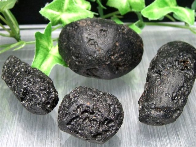 テクタイト 隕石 原石 5ケース(10個) 今回は大き目 テクタイト原石 詰め合わせ 約100gパック サイズの平均約