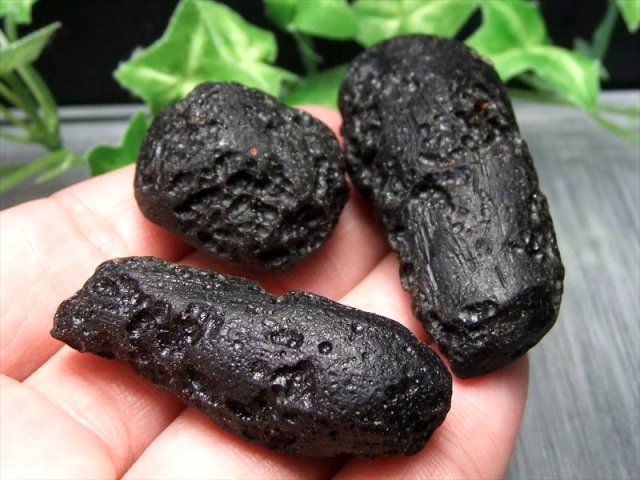 今回は大き目 テクタイト原石 詰め合わせ 約100gパック サイズの平均約