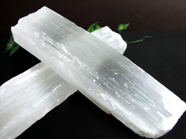 高品質 透明感有り ナチュラルセレナイト 原石 1個売り 長さ10cm以上のロングタイプ 重さ約800g-900g ナチュラルな削りだし