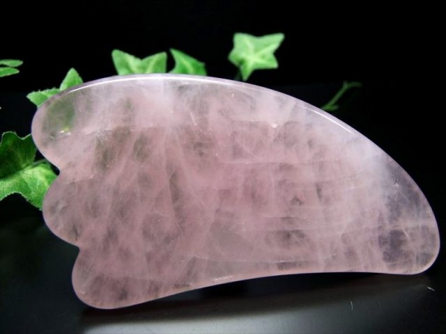 ローズクォーツ かっさプレート 縦約97mm×横約53mm 厚さ7mm-8mm 内面から美しくするサポート パワーストーン 天然石