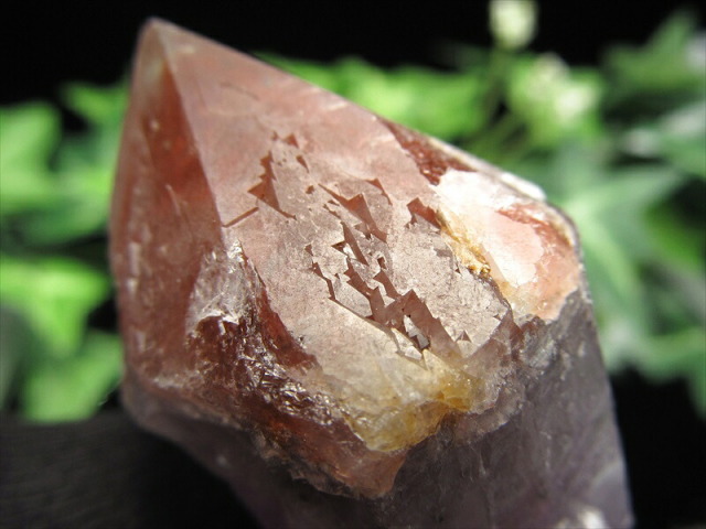 未来を拓く逆三角形と大地を纏う赤き帽子 トライゴーニック有り レッドキャップ アメジスト 単結晶 最大幅 65mm 重さ 63.5g 2月の誕生石