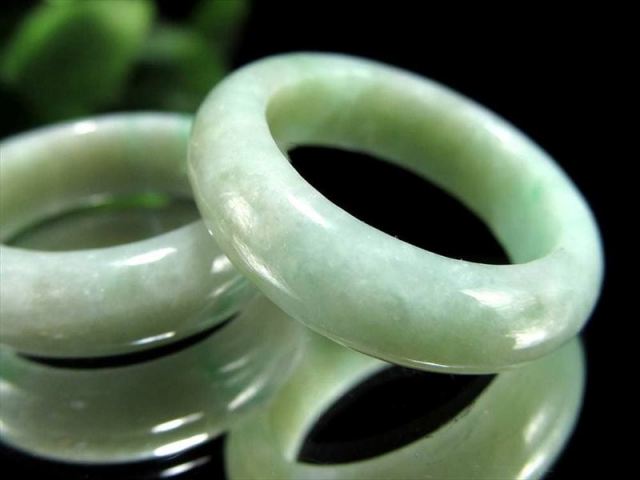 グリーンジェイド リング 幅約3.5mm-6mm リングサイズ約11号 淡緑色の優美なグラデーション 滑らかな装着感 伝統的な天然石くり抜きリング