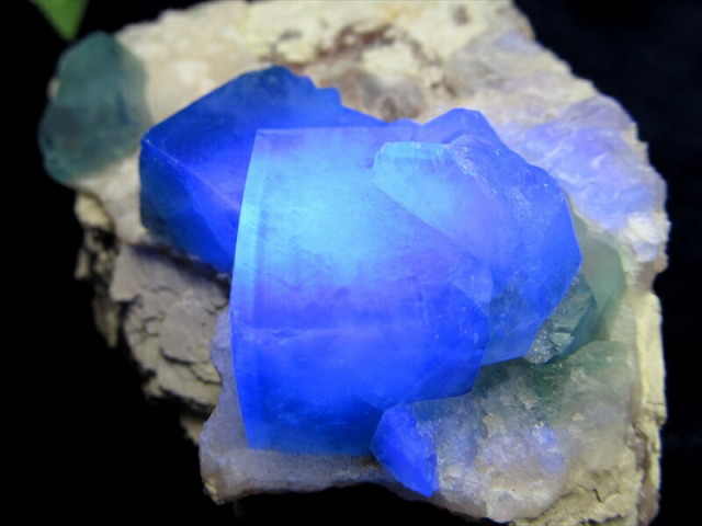 幻のグリーンが 闇夜に青く輝く 蛍光 フローライト クラスター原石 重さ276.2g 最大幅約104mm マダガスカル産 蛍光フローライトの奇跡 魅惑の逸品