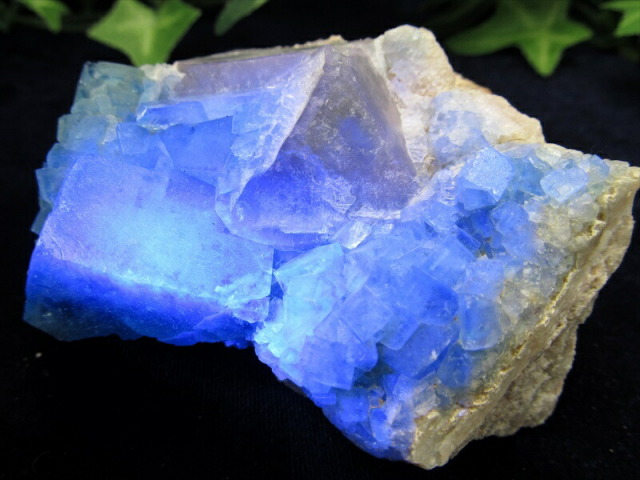 幻のグリーンが 闇夜に青く輝く 蛍光 フローライト クラスター原石 重さ202.7g 最大幅約75mm マダガスカル産 蛍光フローライトの奇跡 魅惑の逸品