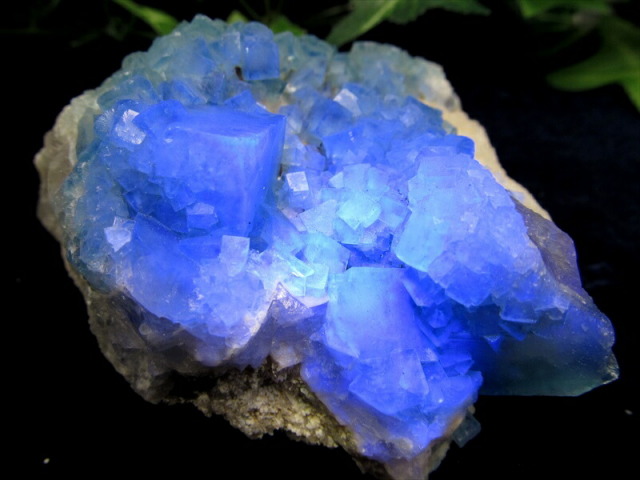 幻のグリーンが 闇夜に青く輝く 蛍光 フローライト クラスター原石 重さ258.9g 最大幅約87mm マダガスカル産 蛍光フローライトの奇跡 魅惑の逸品