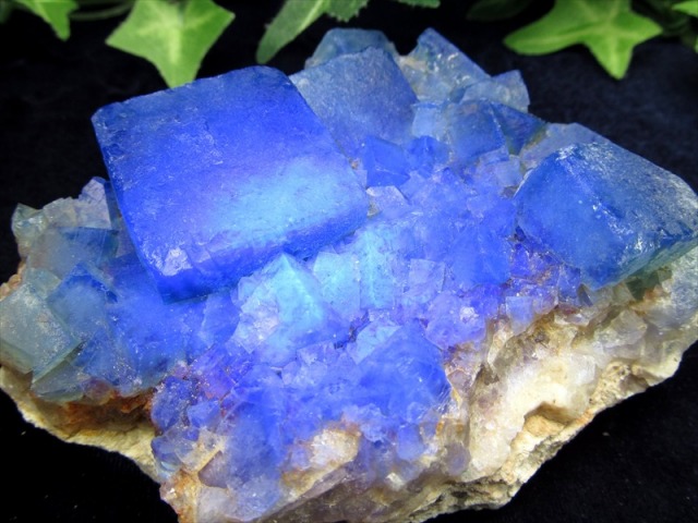 幻のグリーンが 闇夜に青く輝く 蛍光 フローライト クラスター原石 重さ337.7g 最大幅約91mm マダガスカル産 蛍光フローライトの奇跡 魅惑の逸品