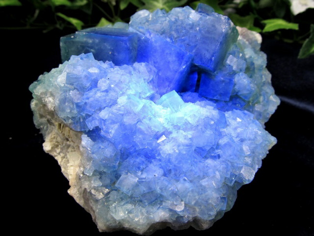 幻のグリーンが 闇夜に青く輝く 蛍光 フローライト クラスター原石 重さ676.6g 最大幅約124mm マダガスカル産 蛍光フローライトの奇跡 魅惑の逸品