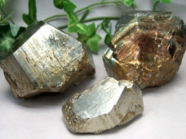 パイライト 結晶 原石 1個売り 300g-350g 水晶共生タイプも 強力な邪気祓いの石 別名 フールズゴールド 愚者の黄金 コレクションや標本に ミャンマー産