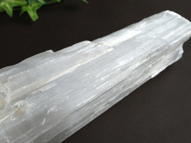 特大サイズ 高品質 透明感有り ナチュラルセレナイト 原石 長さ 250mm 重さ 1030g ナチュラルな削りだし カルマの浄化・癒しの天然石インテリア 透石膏
