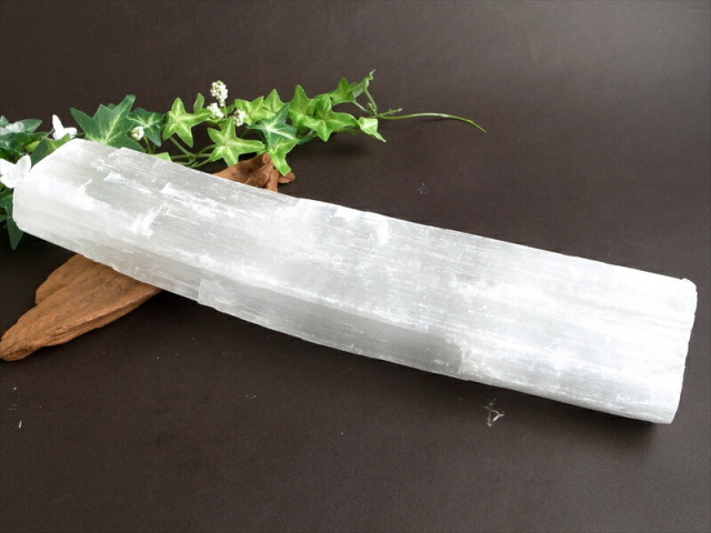 特大サイズ 高品質 透明感有り ナチュラルセレナイト 原石 長さ 303mm 重さ 1102g ナチュラルな削りだし カルマの浄化・癒しの天然石インテリア 透石膏