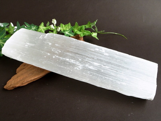 特大サイズ 高品質 透明感有り ナチュラルセレナイト 原石 長さ 249mm 重さ 953g ナチュラルな削りだし カルマの浄化・癒しの天然石インテリア 透石膏