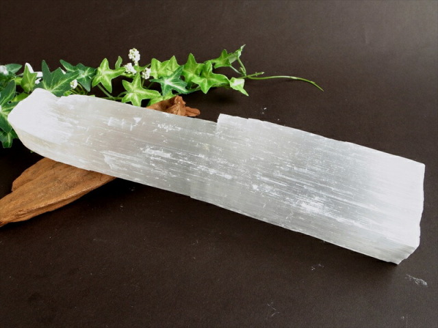 特大サイズ 高品質 透明感有り ナチュラルセレナイト 原石 長さ 271mm 重さ 904g ナチュラルな削りだし カルマの浄化・癒しの天然石インテリア 透石膏