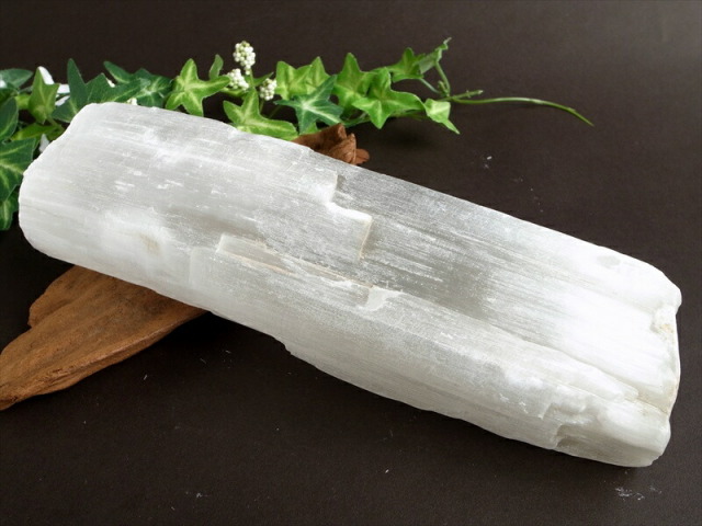 特大サイズ 高品質 透明感有り ナチュラルセレナイト 原石 長さ 207mm 重さ 904g ナチュラルな削りだし カルマの浄化・癒しの天然石インテリア 透石膏
