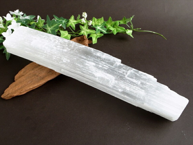 特大サイズ 高品質 透明感有り ナチュラルセレナイト 原石 長さ 267mm 重さ 930g ナチュラルな削りだし カルマの浄化・癒しの天然石インテリア 透石膏