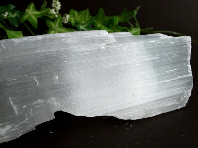 特大サイズ 高品質 透明感有り ナチュラルセレナイト 原石 長さ 245mm 重さ 942g ナチュラルな削りだし カルマの浄化・癒しの天然石インテリア 透石膏
